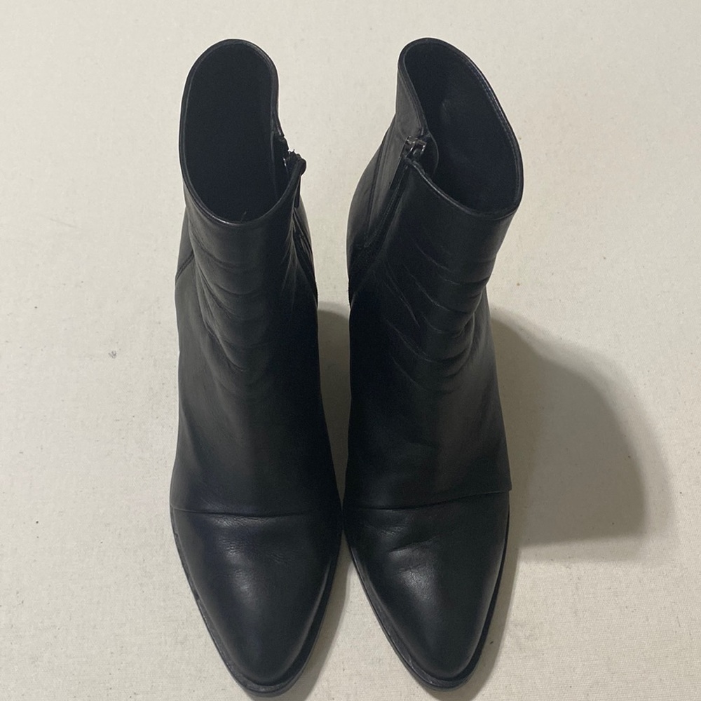 VINCE black leather ankle booties with pointed toe and Block heel. 8M